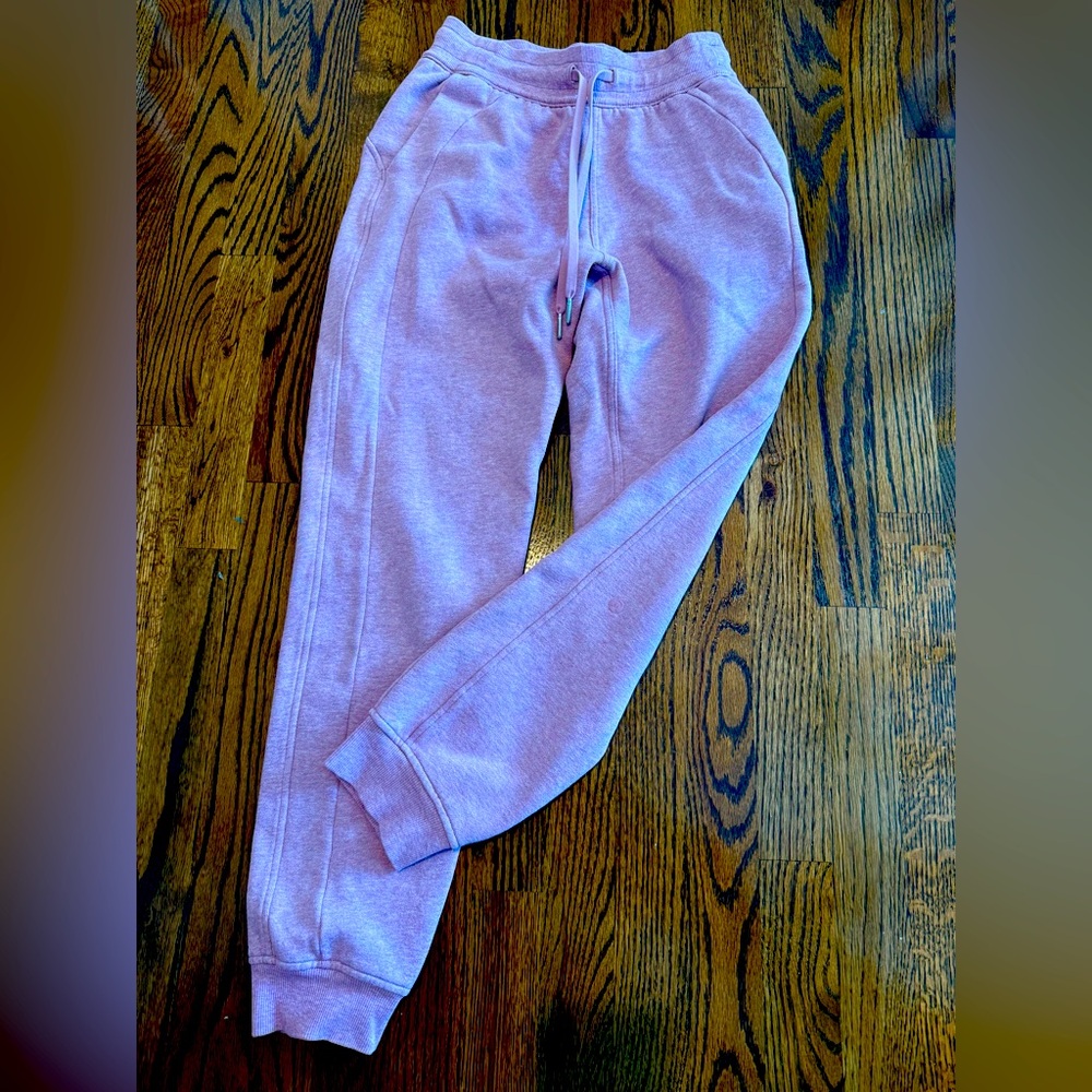 Lululemon women’s sweatpants, size 4, excellent condition.